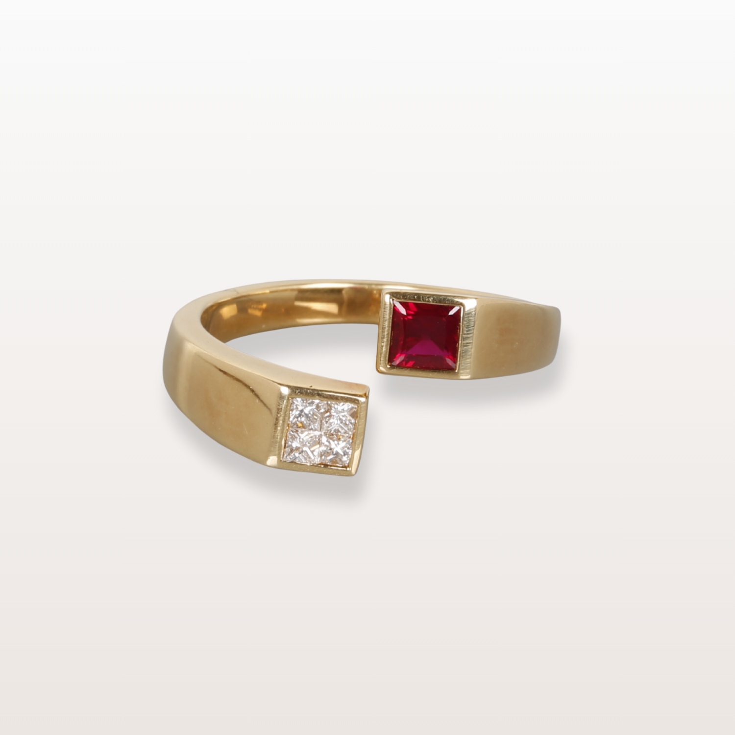 Anillo de diamantes y rubíes naturales de talla princesa