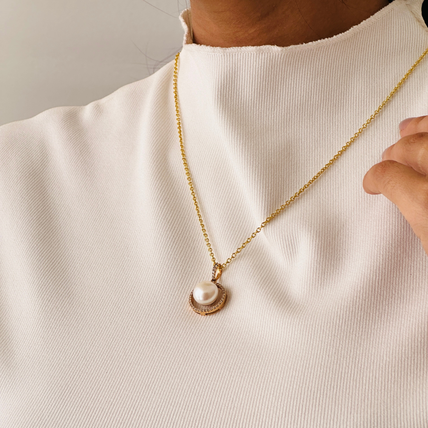Pearl Round 18k Gold Pendant with Diamonds