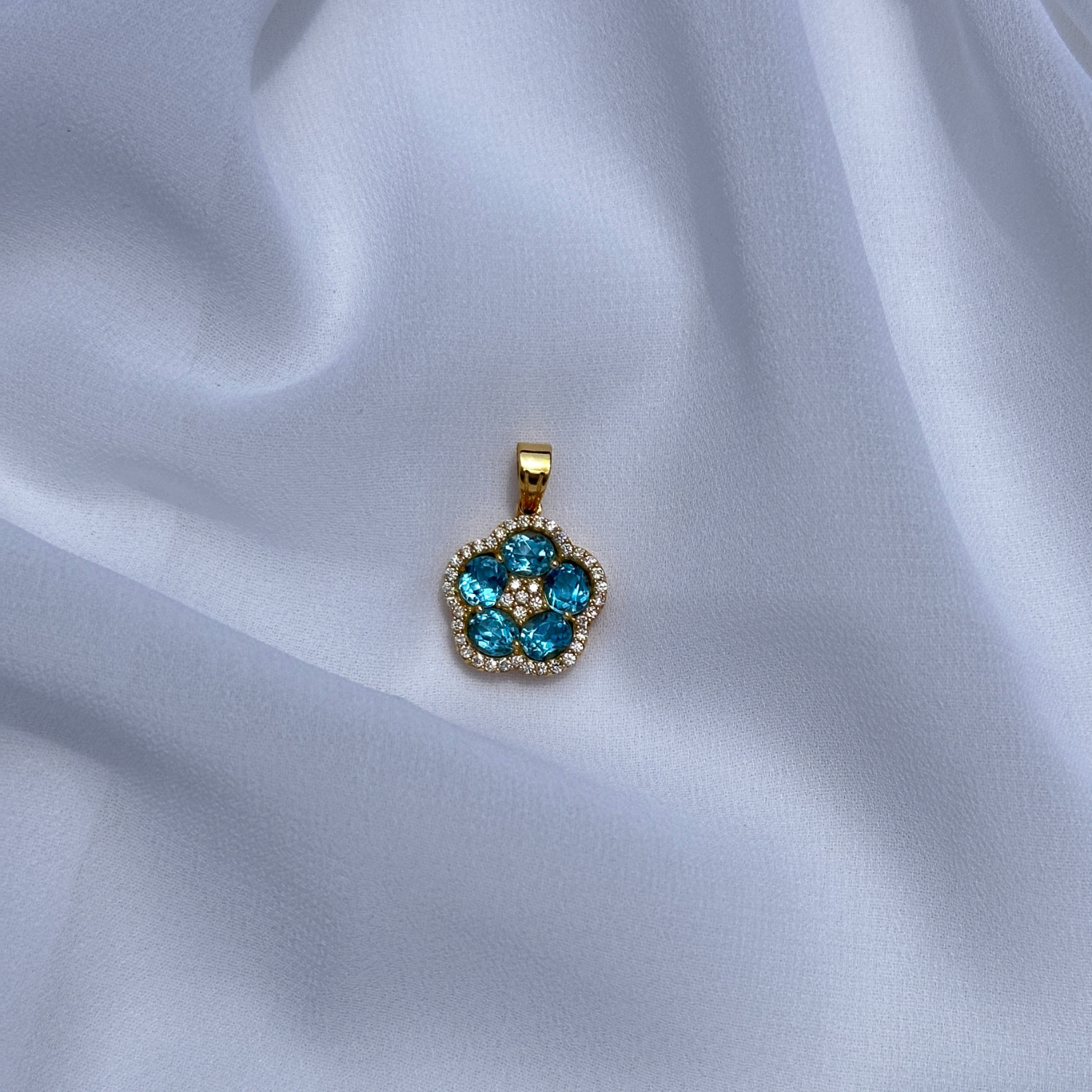 Blue Topaz Flower 18K Gold Pendant with Diamonds