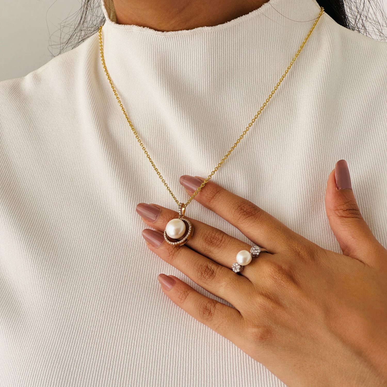 Pearl Round 18k Gold Pendant with Diamonds