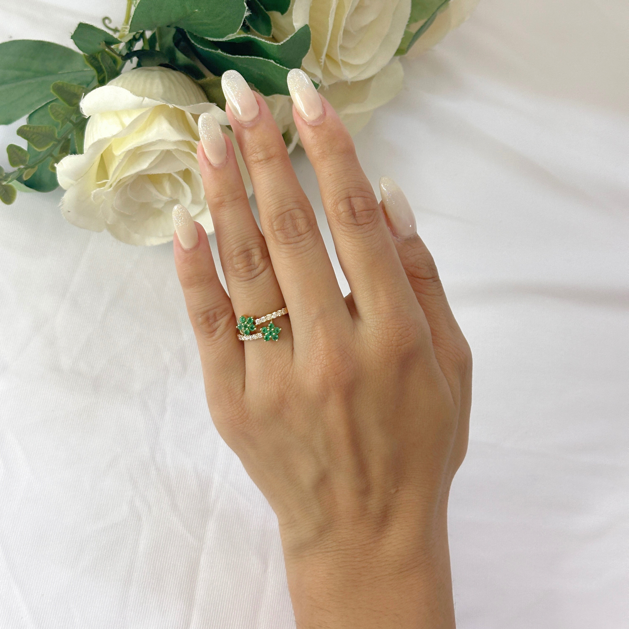 Anillo de dos flores con esmeralda y diamantes