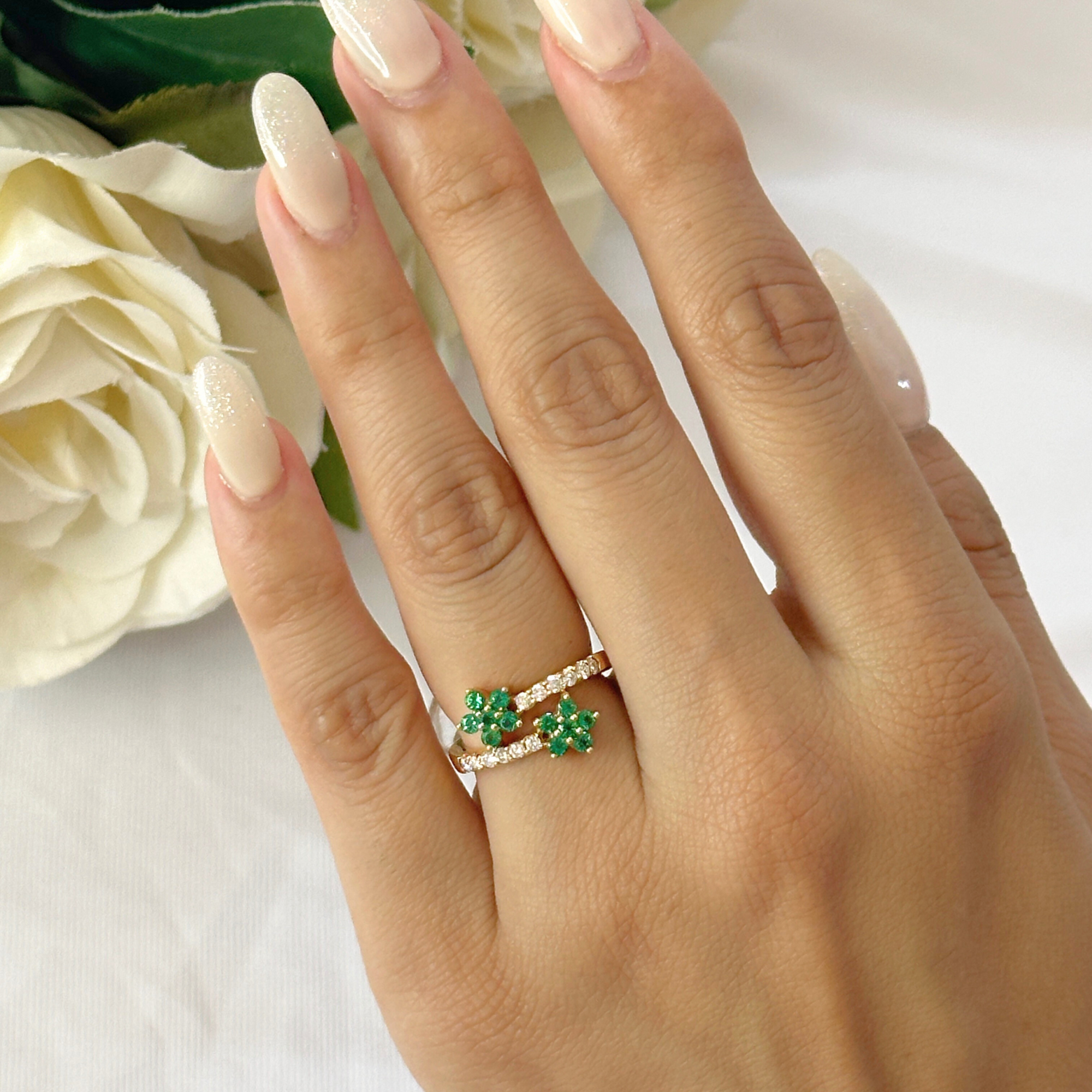 Anillo de dos flores con esmeralda y diamantes