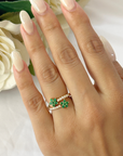 Anillo de dos flores con esmeralda y diamantes