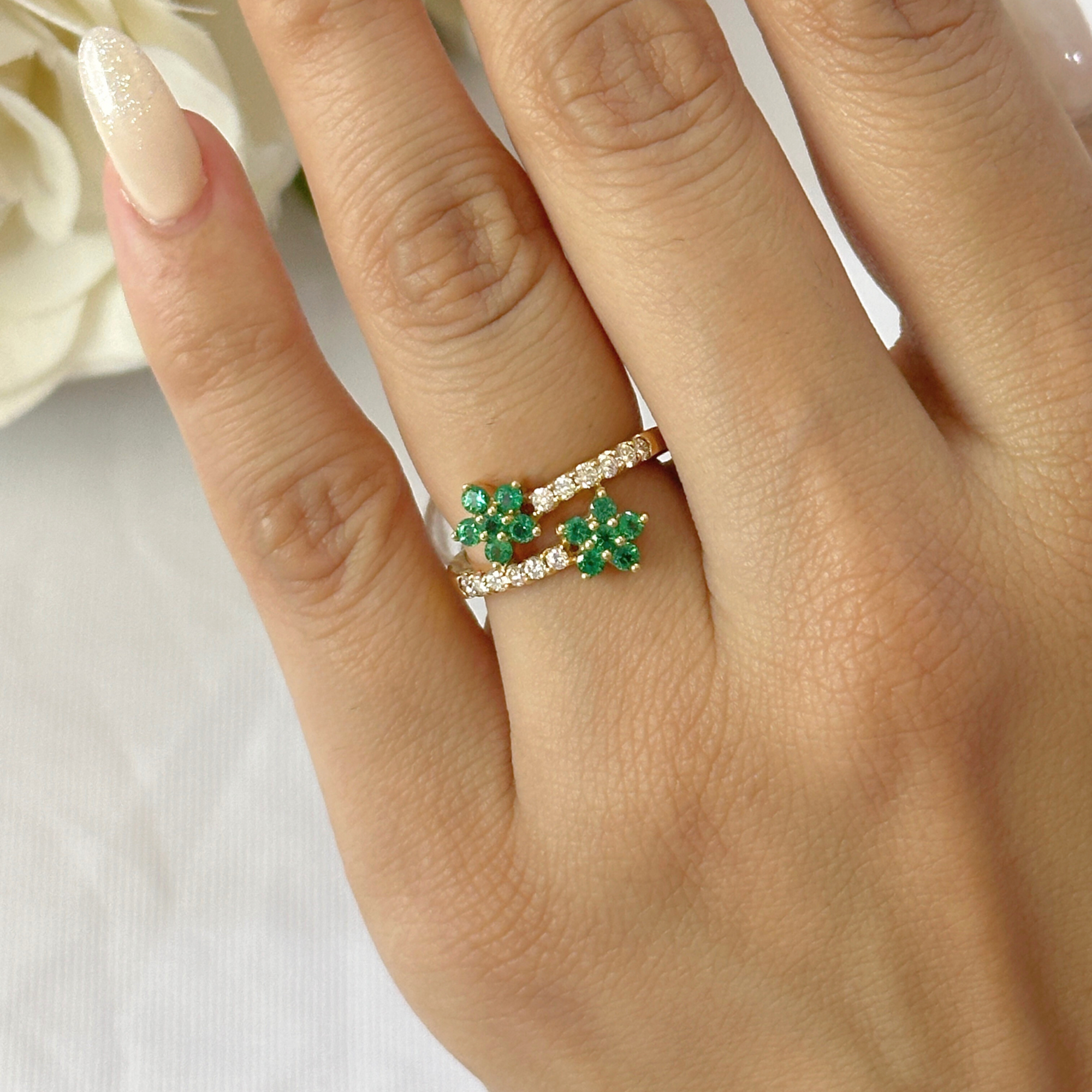 Anillo de dos flores con esmeralda y diamantes