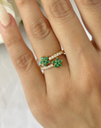 Anillo de dos flores con esmeralda y diamantes