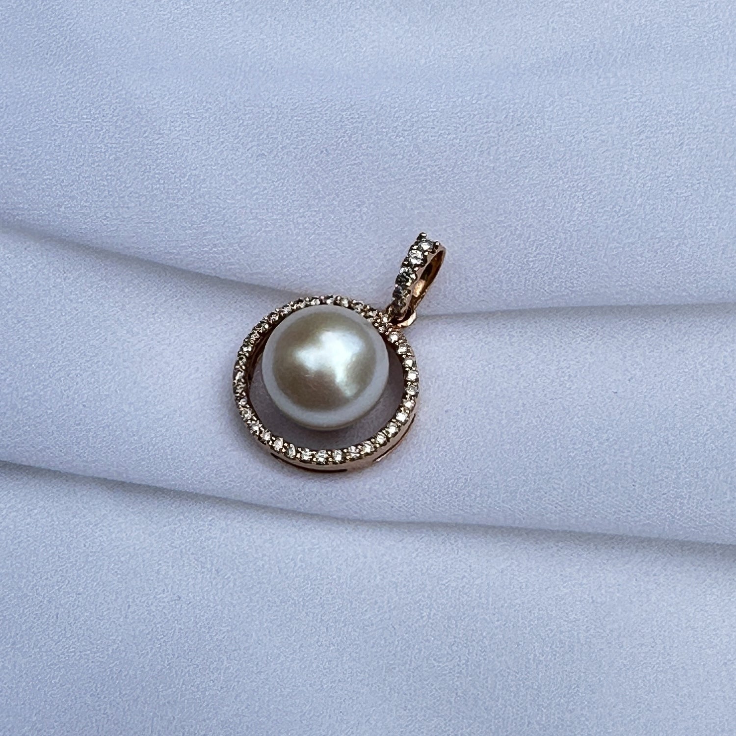 Pearl Round 18k Gold Pendant with Diamonds