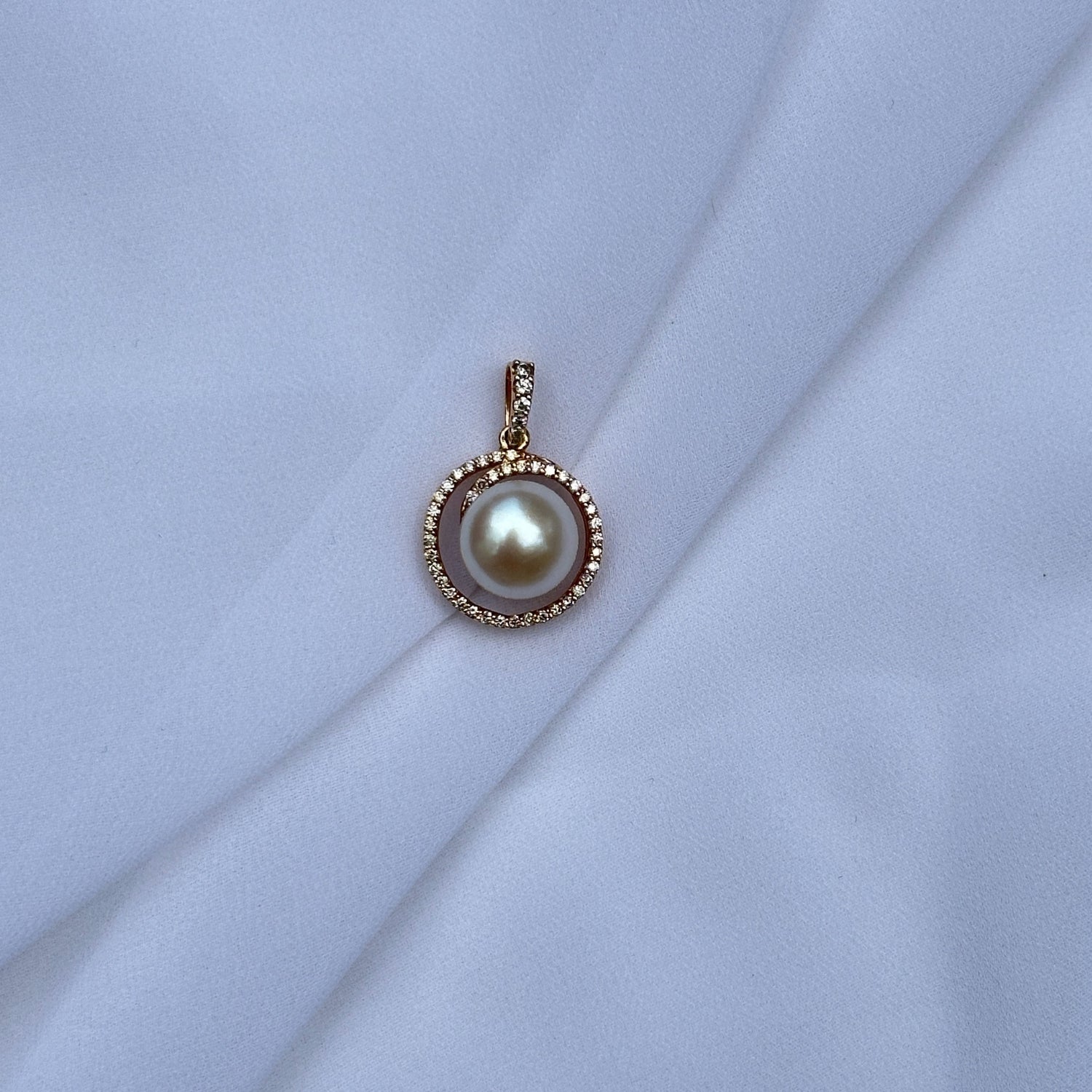 Pearl Round 18k Gold Pendant with Diamonds