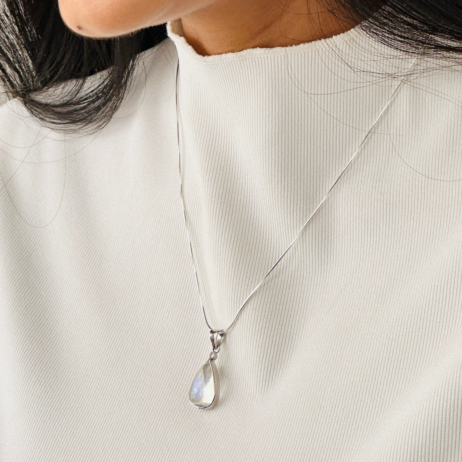 Rainbow Moonstone 18K White Gold Pendant with Diamond