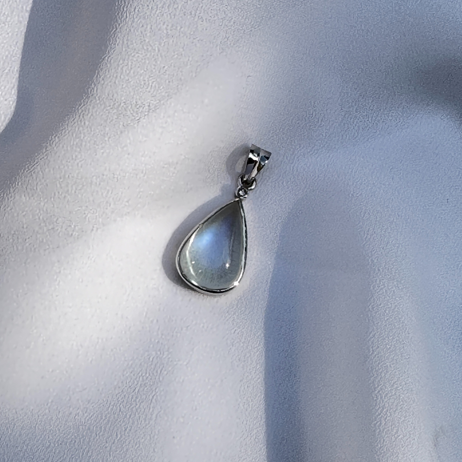 Rainbow Moonstone 18K White Gold Pendant with Diamond