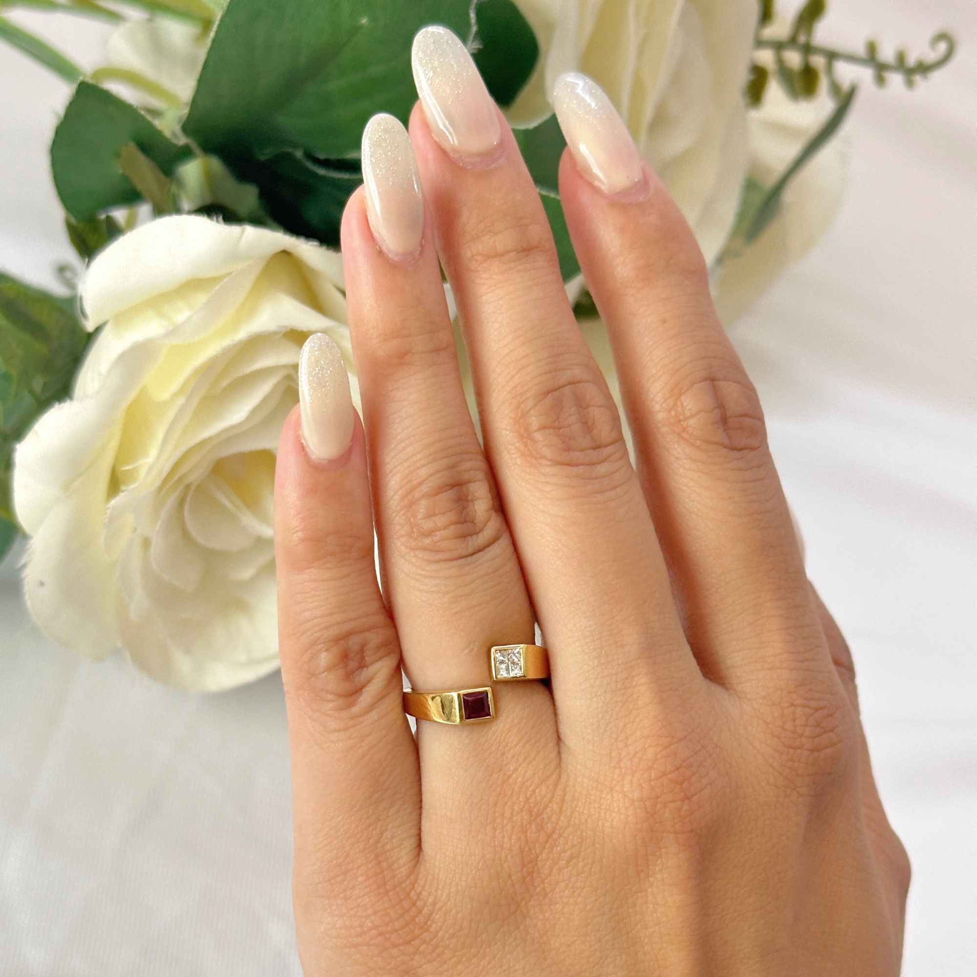 Anillo de diamantes y rubíes naturales de talla princesa