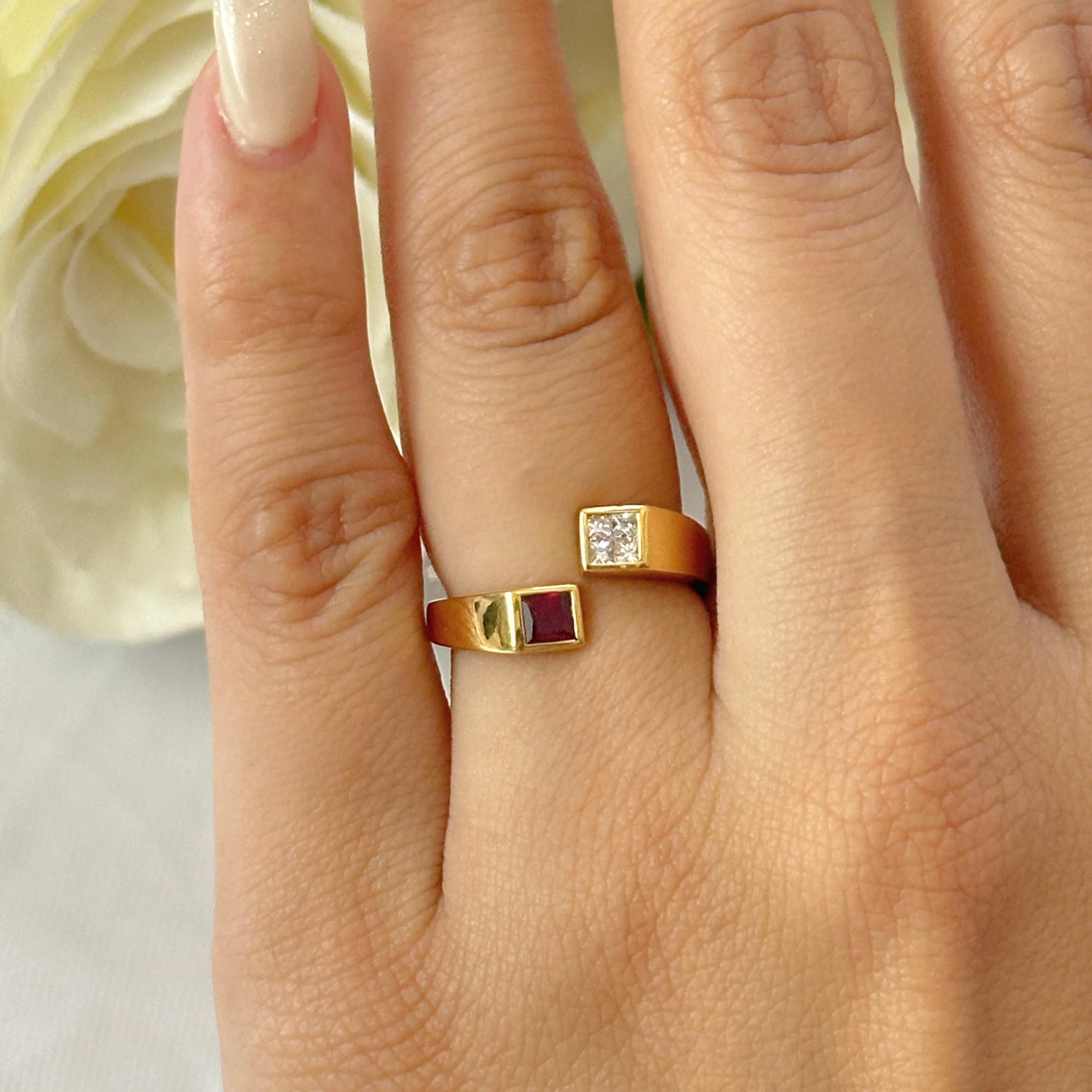 Anillo de diamantes y rubíes naturales de talla princesa