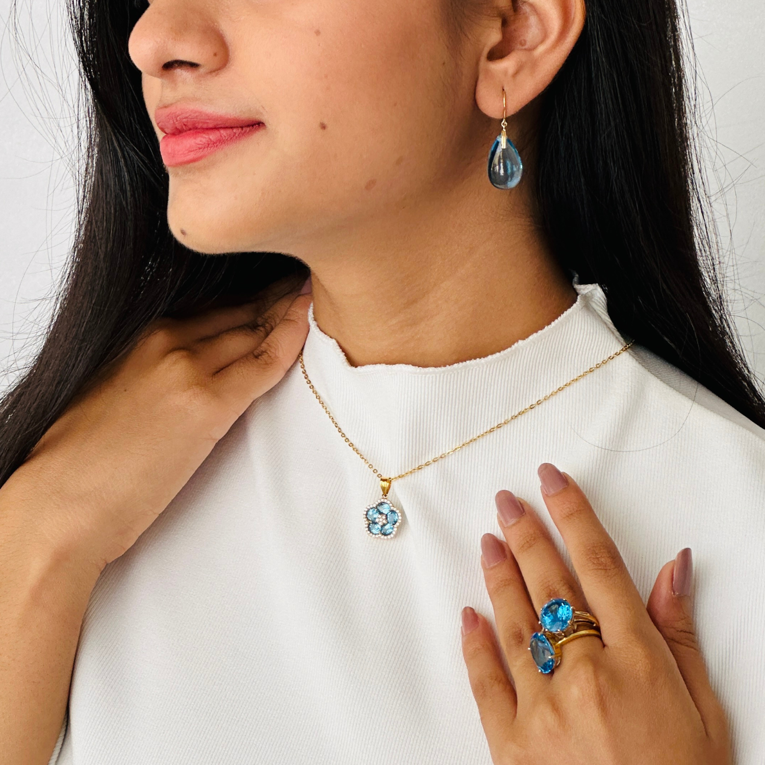 Blue Topaz Flower 18K Gold Pendant with Diamonds