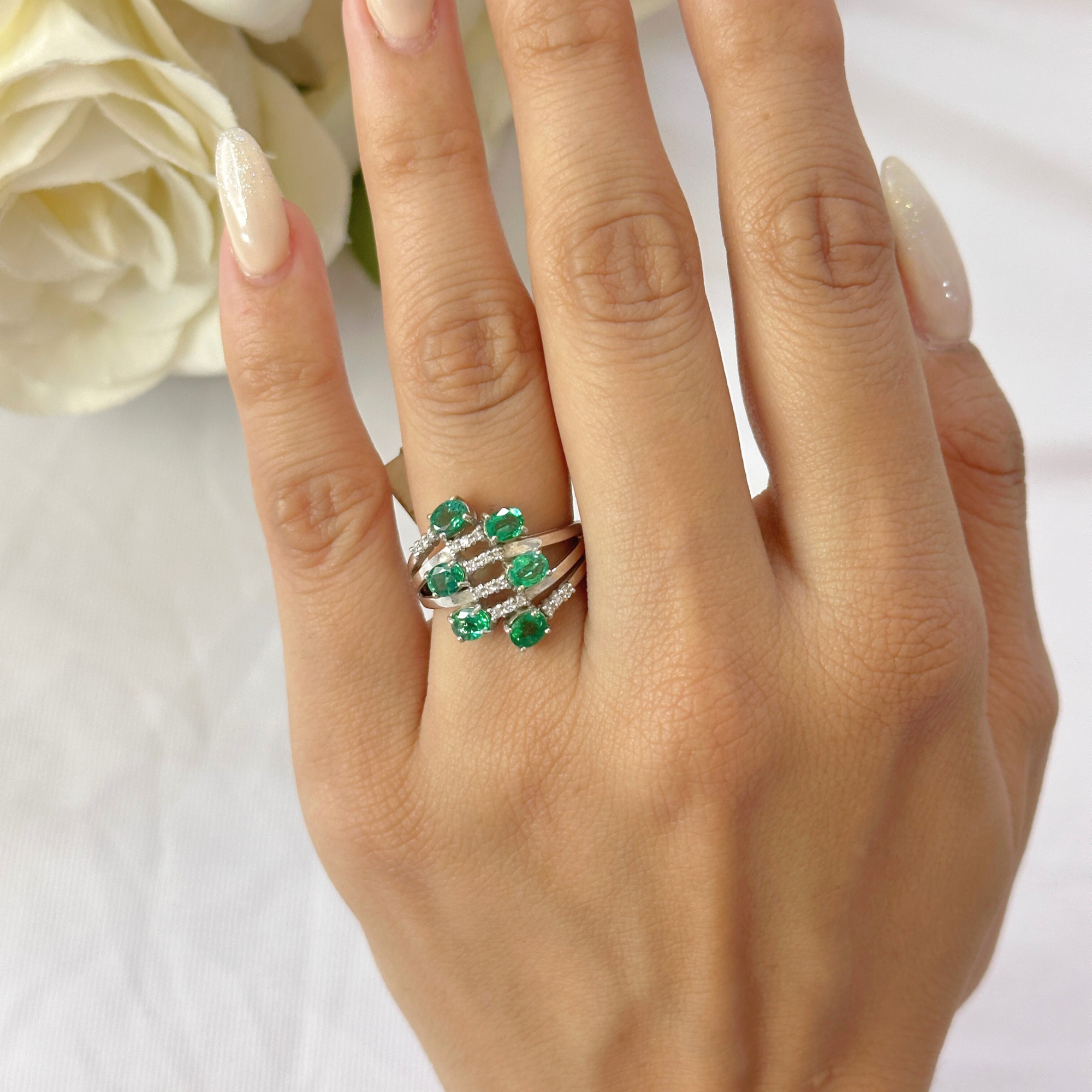 Anillo de diamantes esmeralda