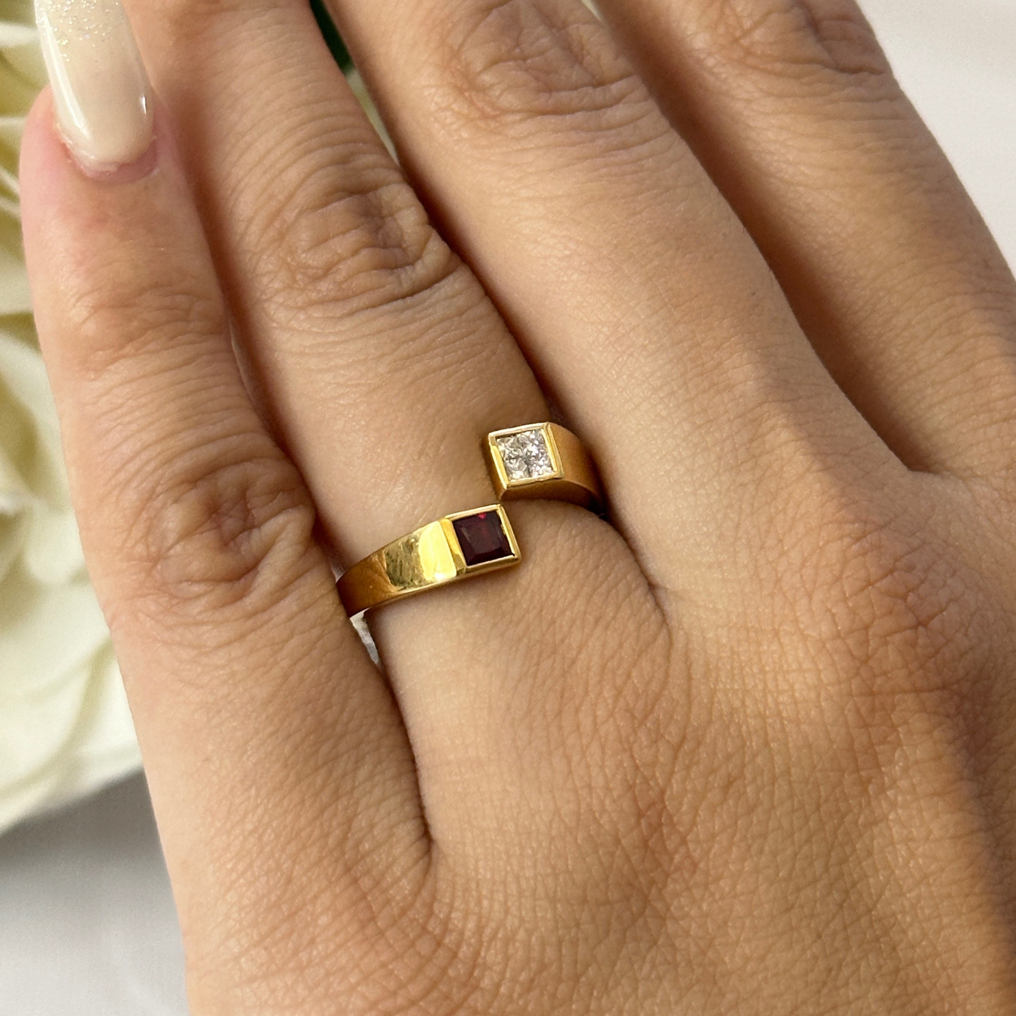 Anillo de diamantes y rubíes naturales de talla princesa