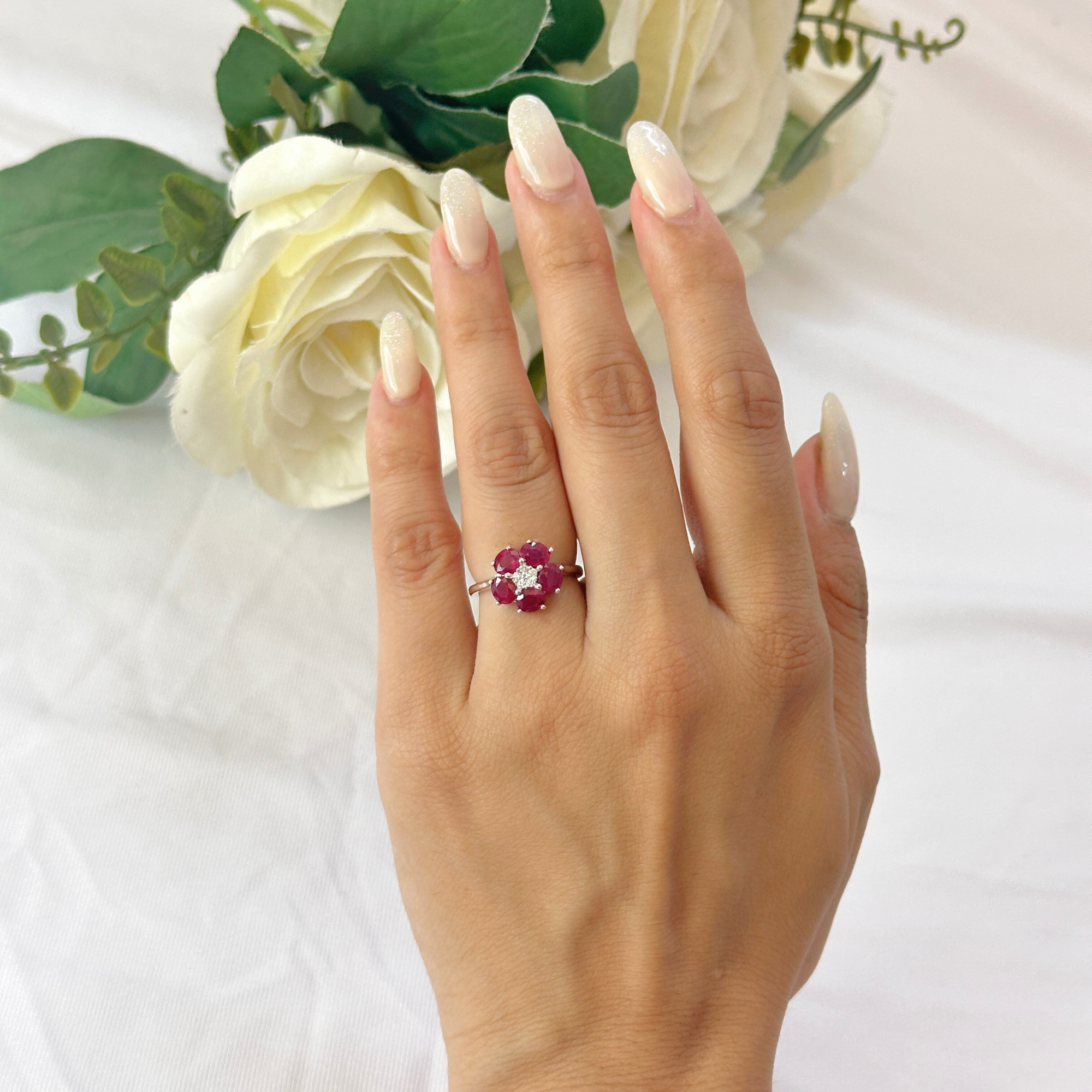 Anillo con motivo floral, rubí y diamantes