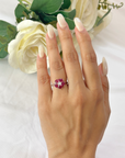 Anillo con motivo floral, rubí y diamantes