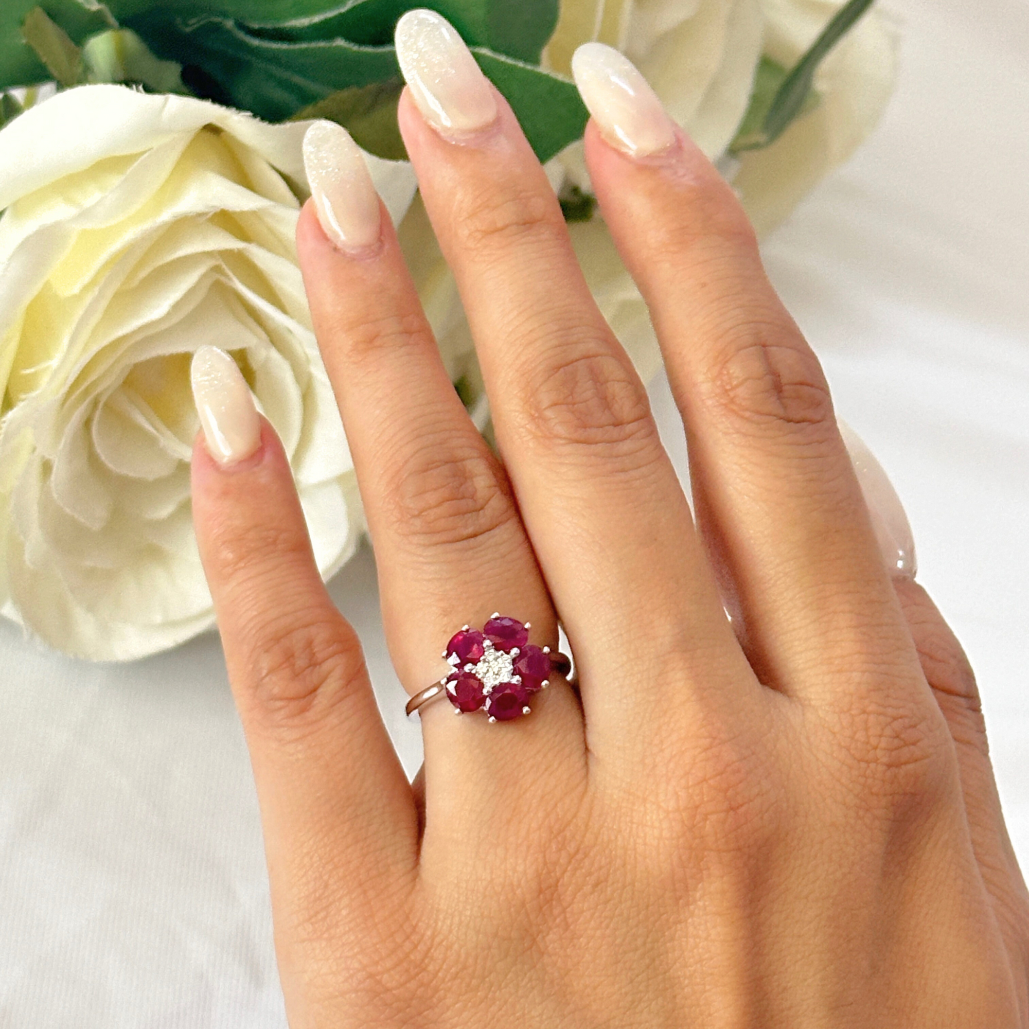Anillo con motivo floral, rubí y diamantes