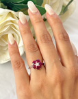 Anillo con motivo floral, rubí y diamantes