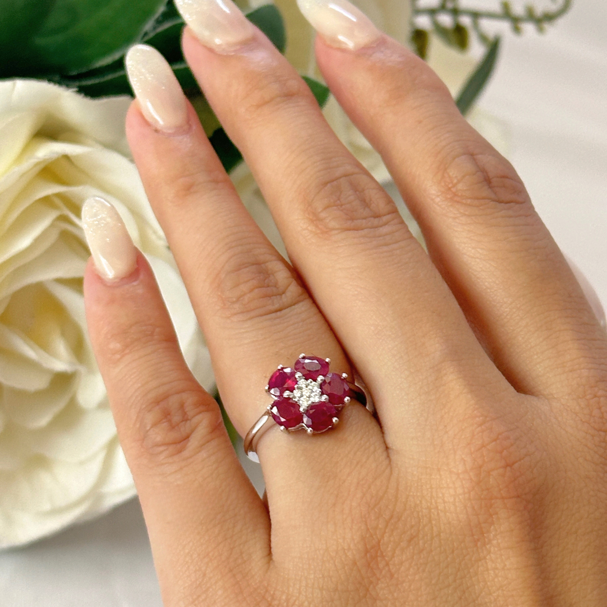 Anillo con motivo floral, rubí y diamantes