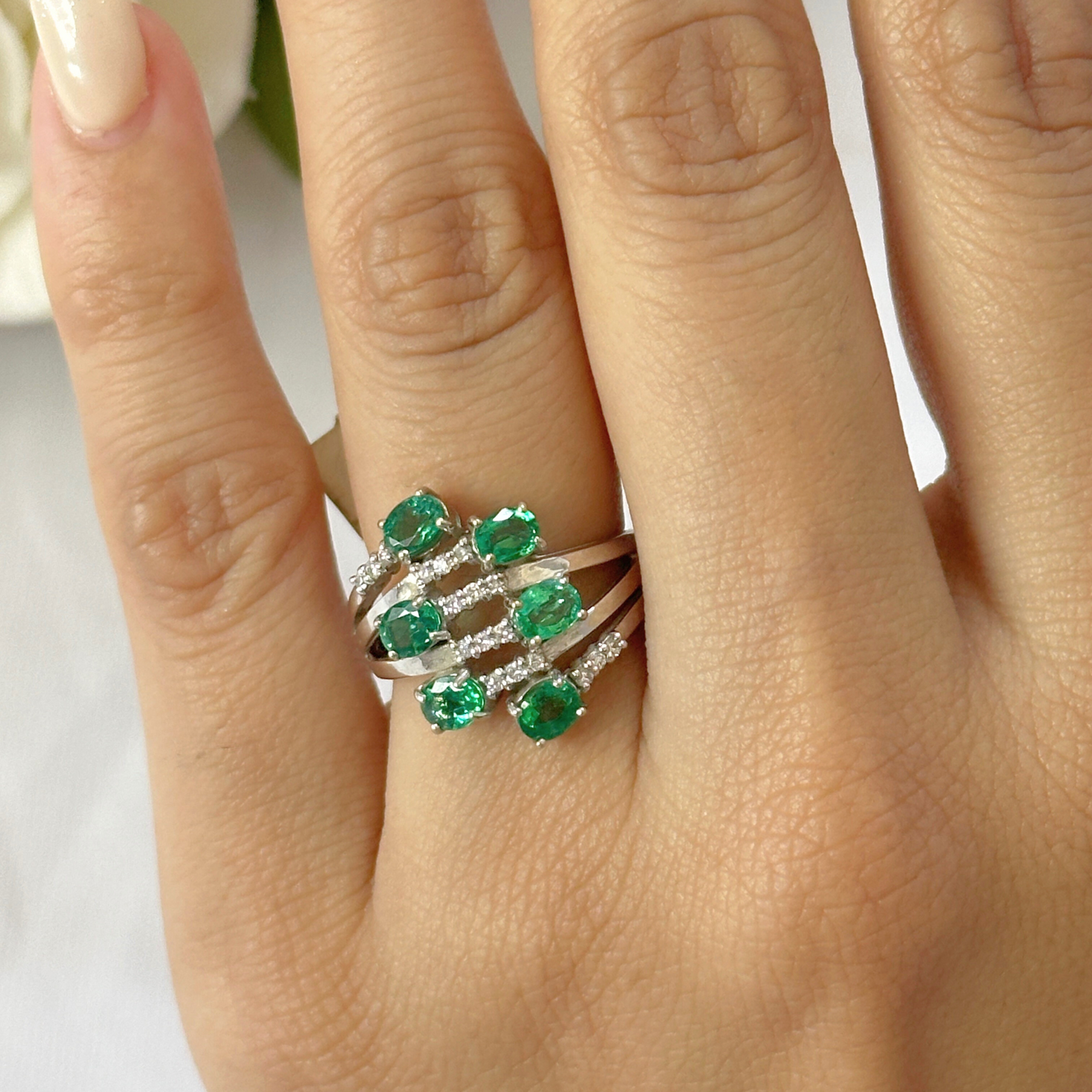 Anillo de diamantes esmeralda