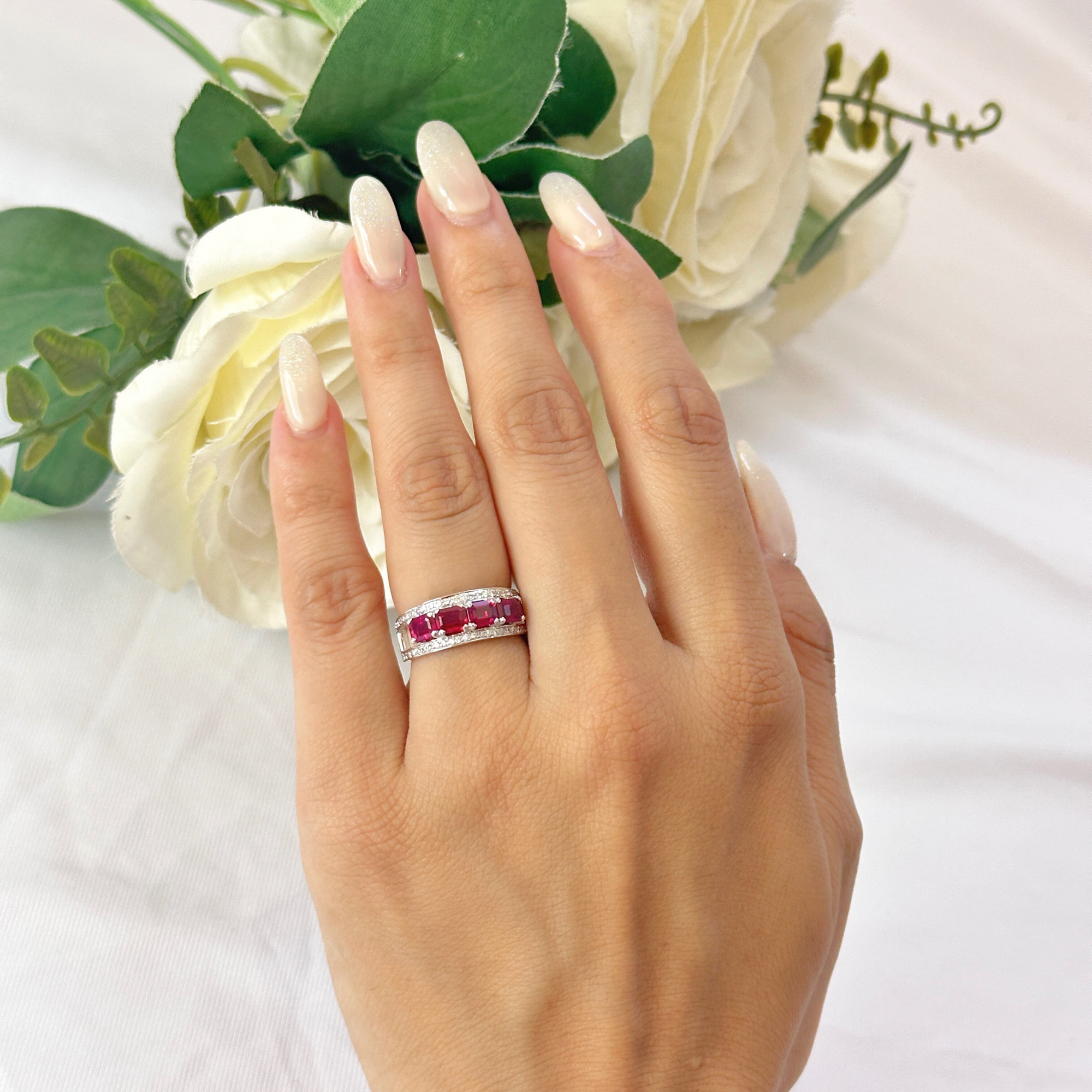 Anillo de oro blanco con diamantes y rubíes