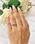 Anillo de oro blanco con diamantes y rubíes