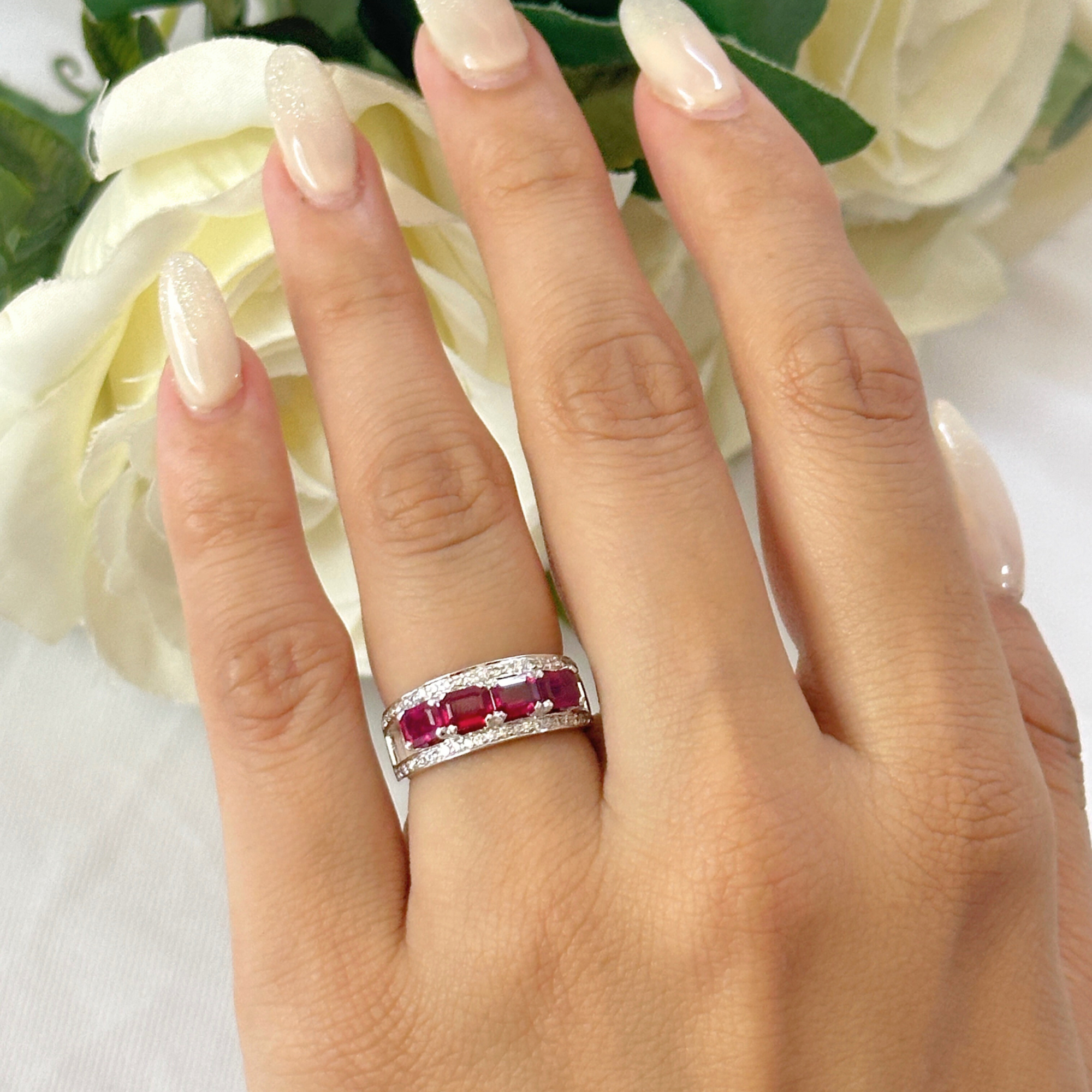 Anillo de oro blanco con diamantes y rubíes