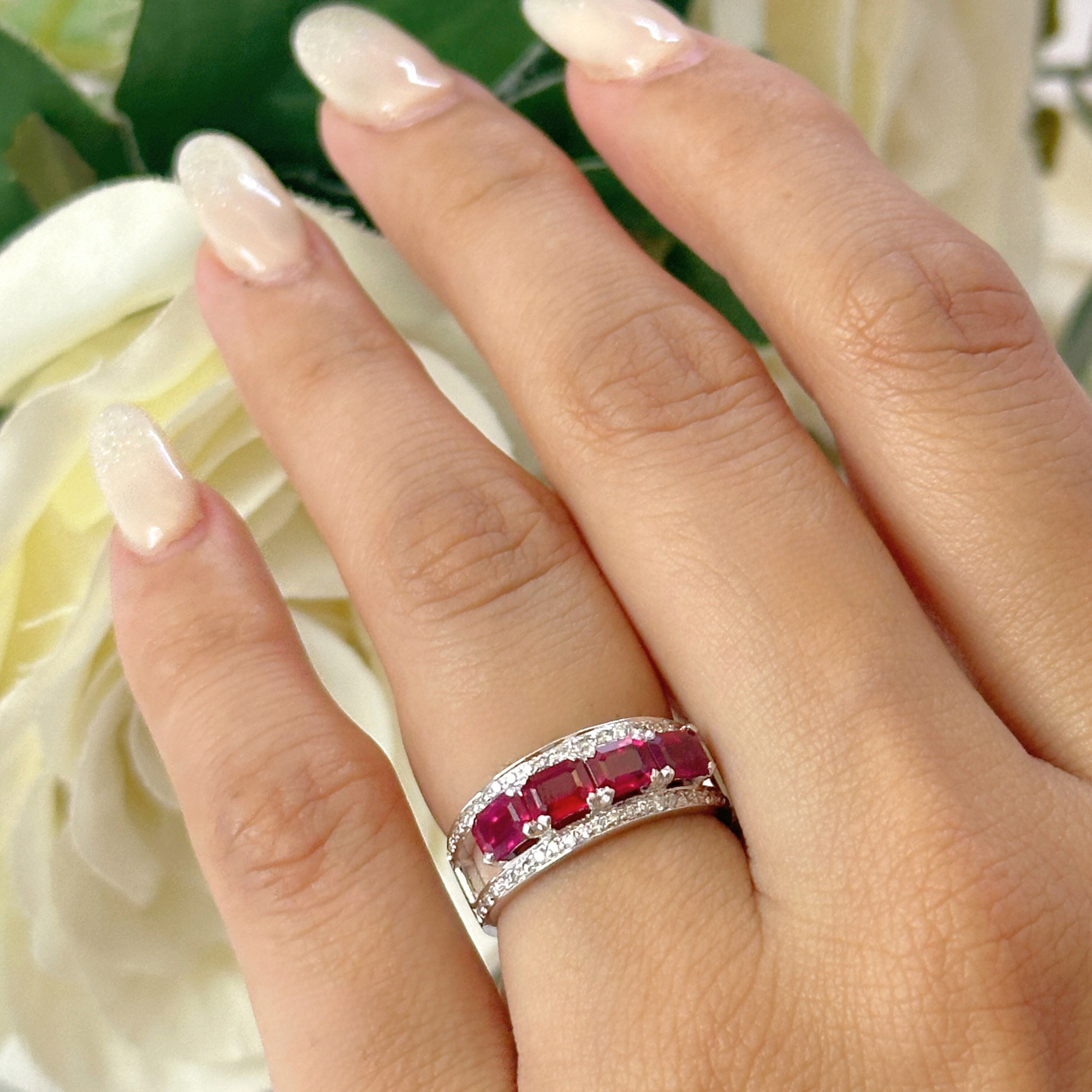 Anillo de oro blanco con diamantes y rubíes