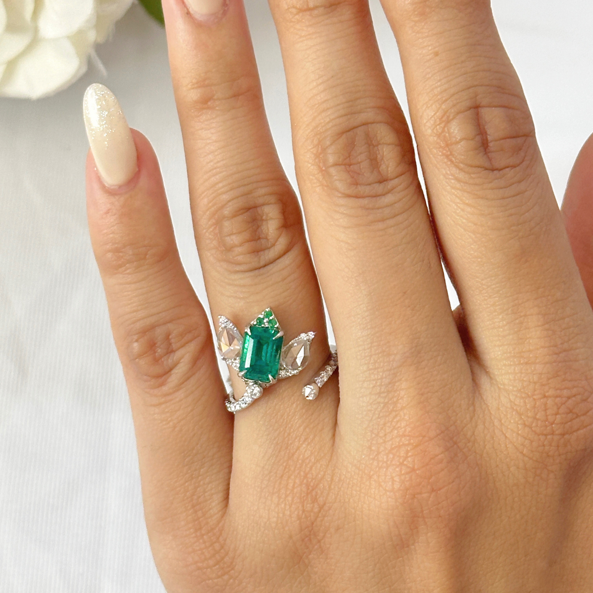 Lotus shape Emerald & Diamond 18K Gold Ring