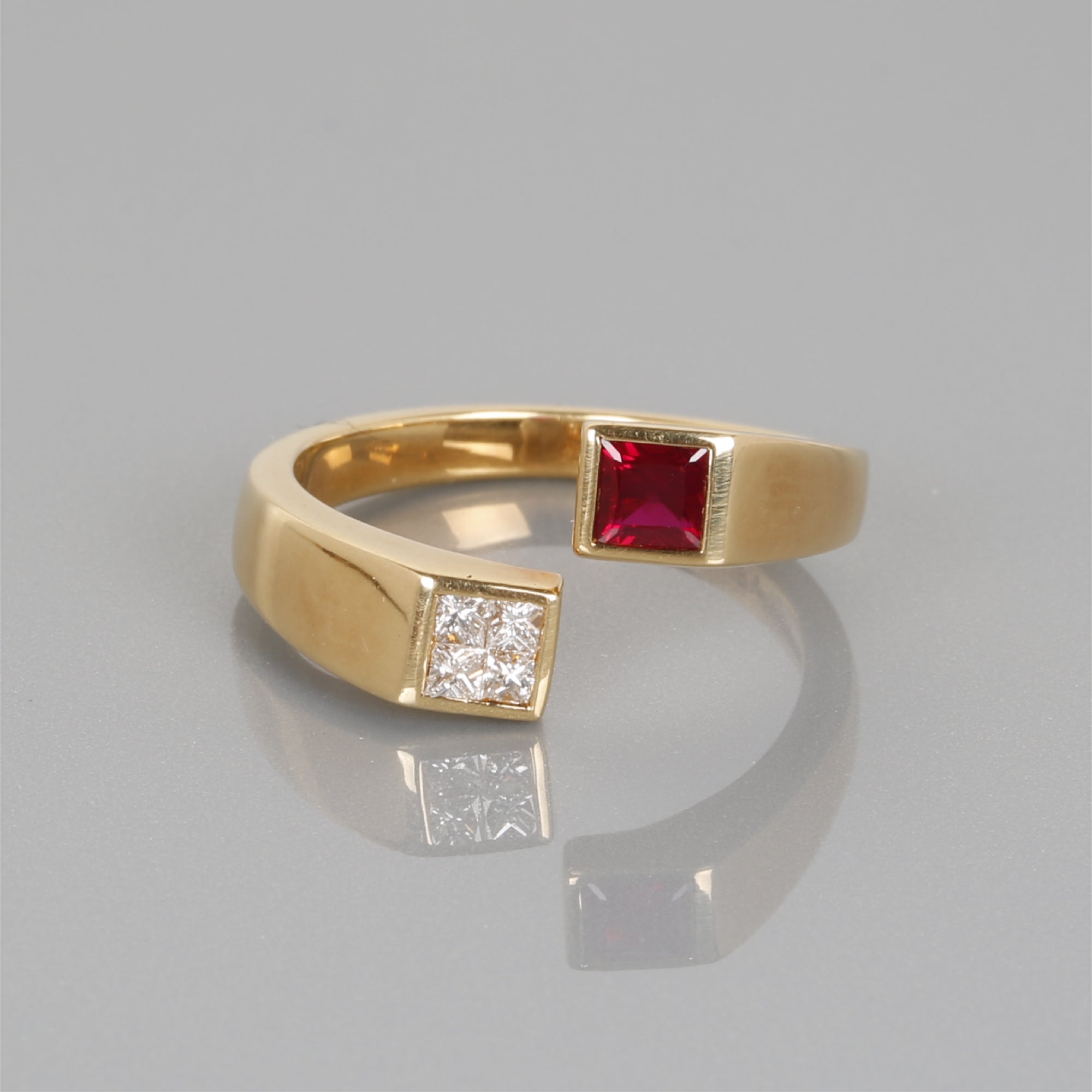 Anillo de diamantes y rubíes naturales de talla princesa