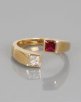 Anillo de diamantes y rubíes naturales de talla princesa