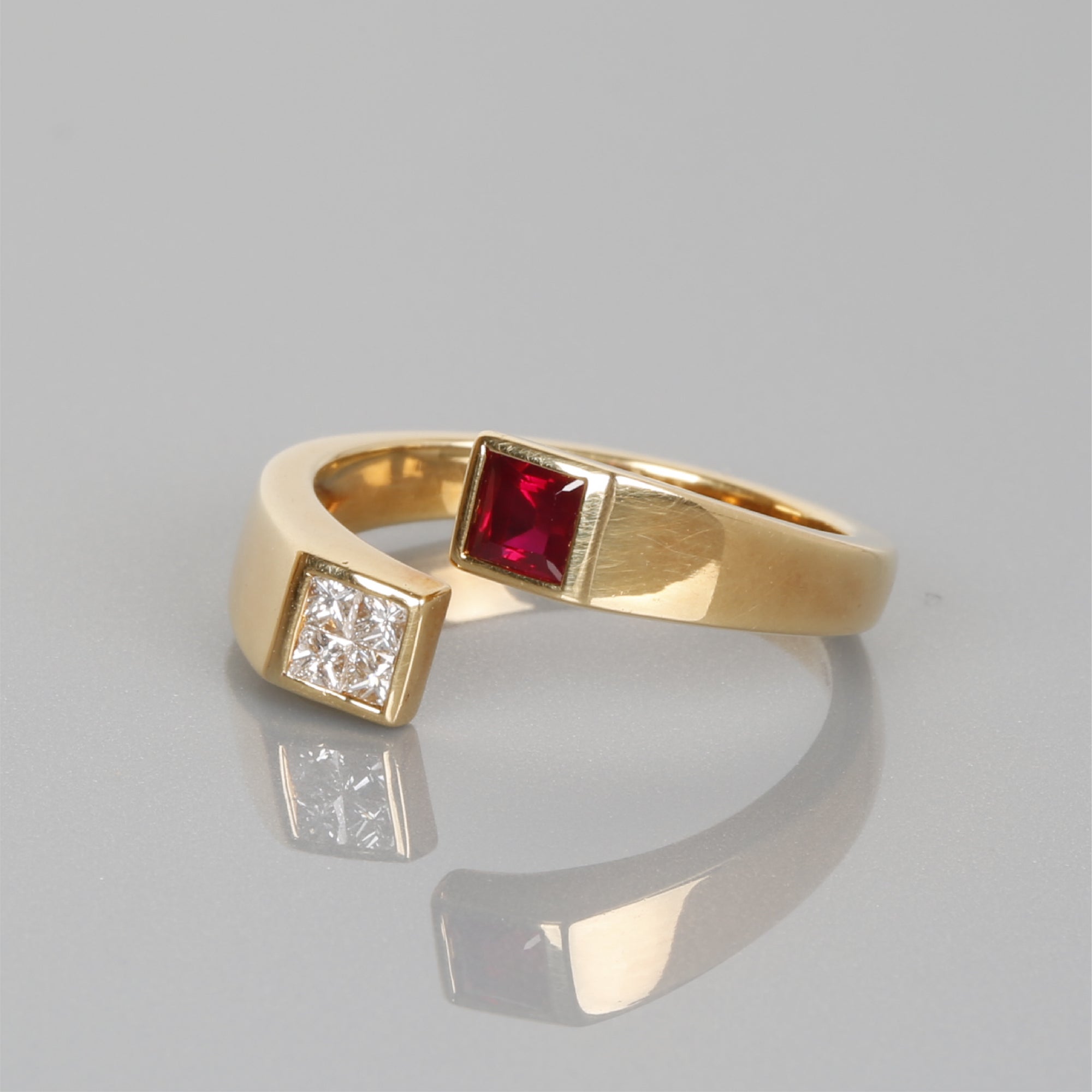 Anillo de diamantes y rubíes naturales de talla princesa