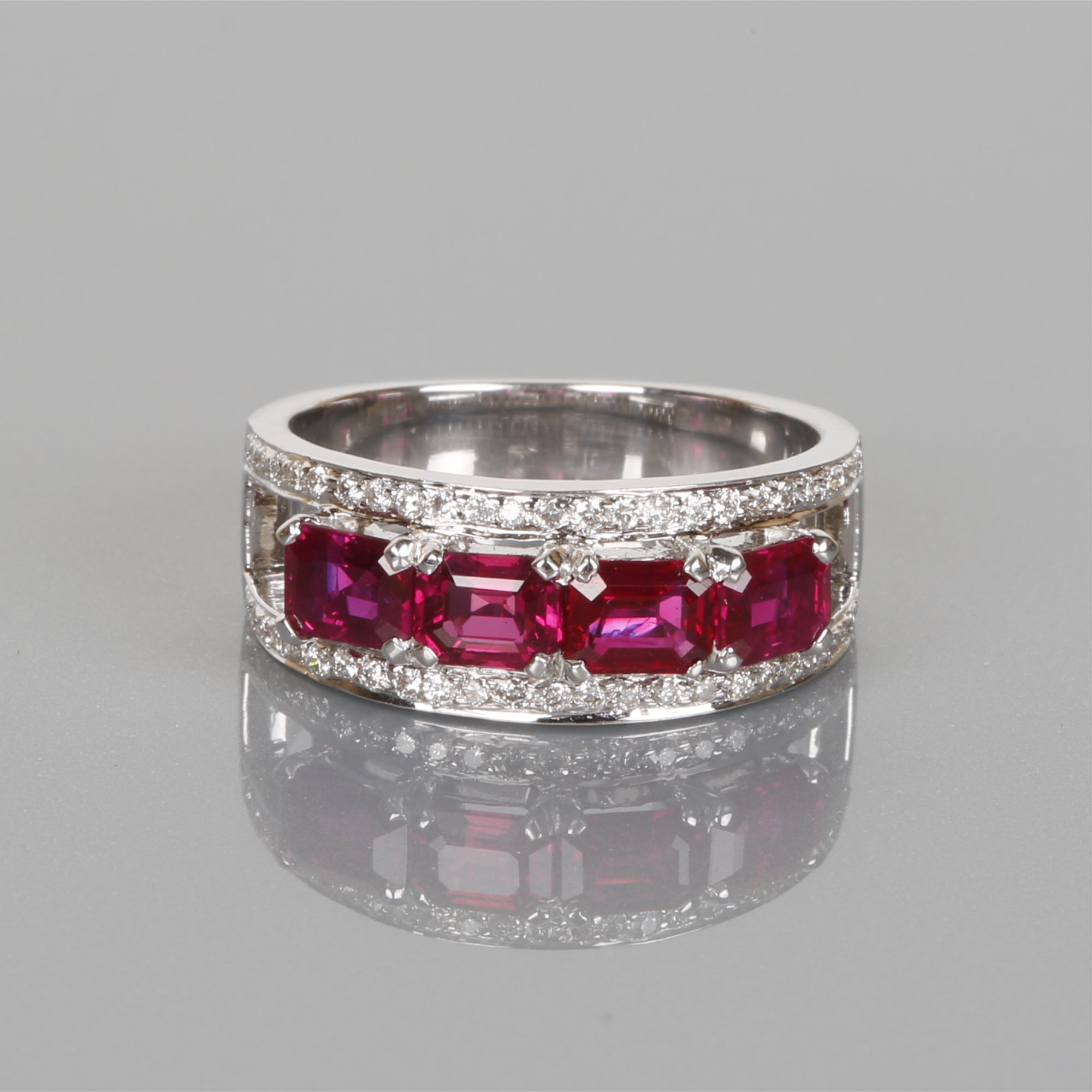Anillo de oro blanco con diamantes y rubíes