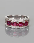 Anillo de oro blanco con diamantes y rubíes