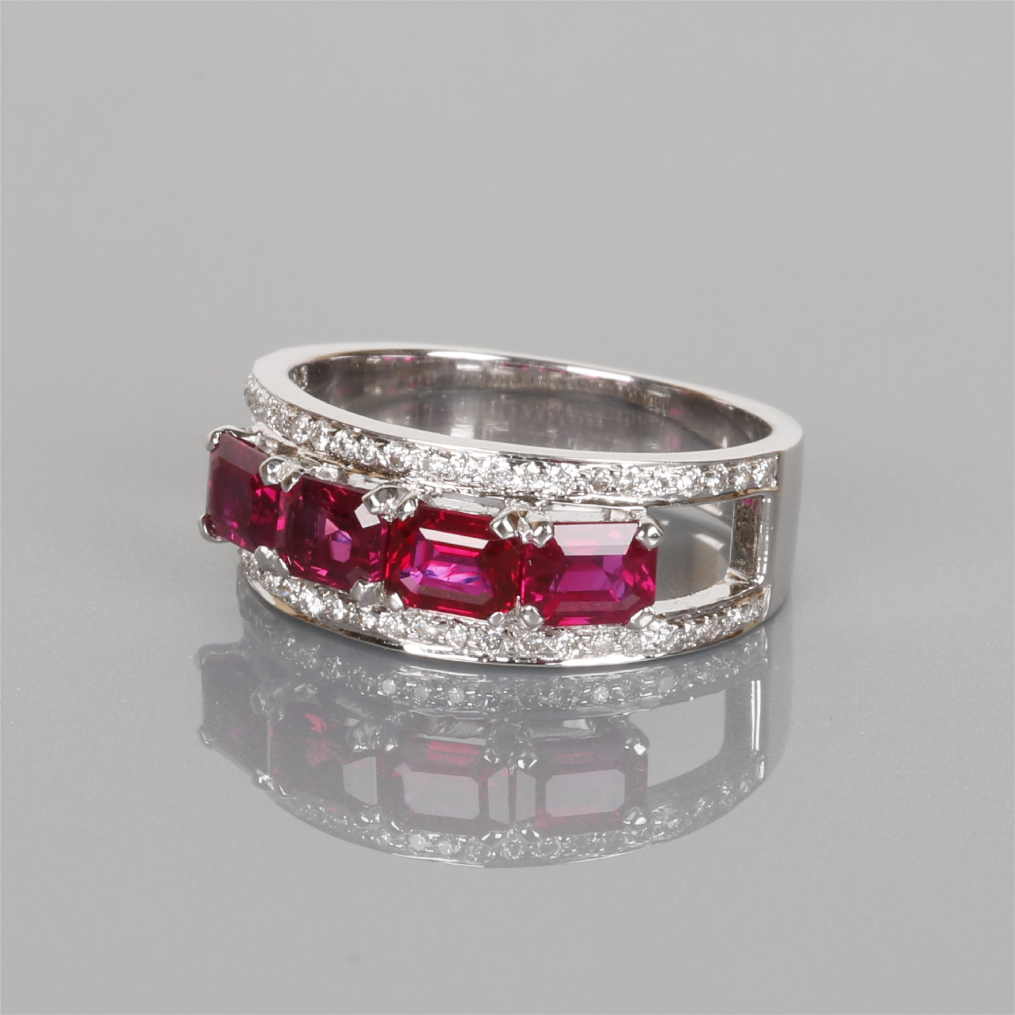 Anillo de oro blanco con diamantes y rubíes