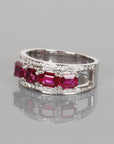 Anillo de oro blanco con diamantes y rubíes