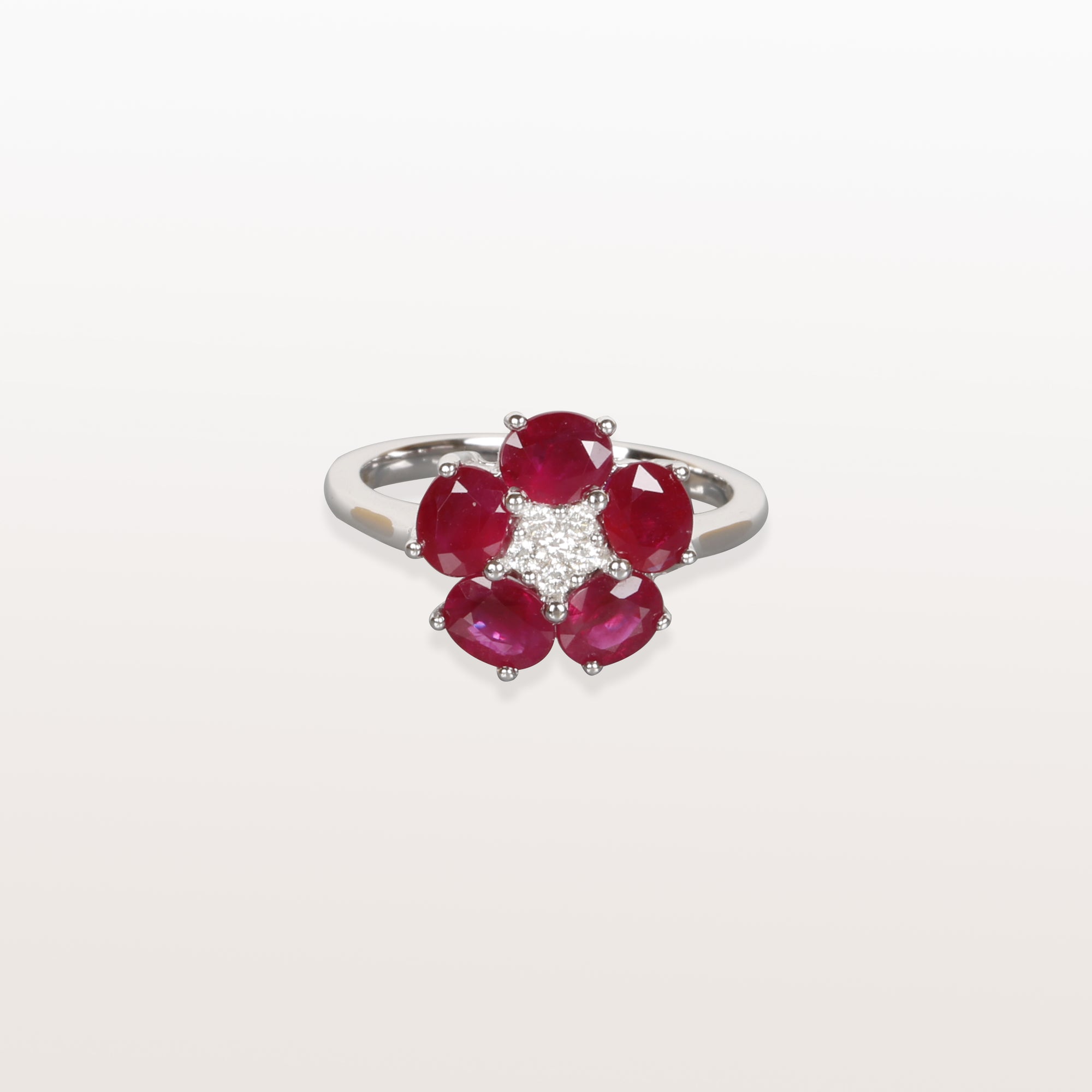 Anillo con motivo floral, rubí y diamantes