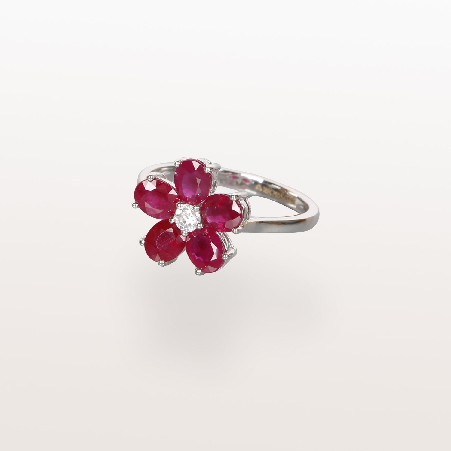 Anillo con motivo floral, rubí y diamantes
