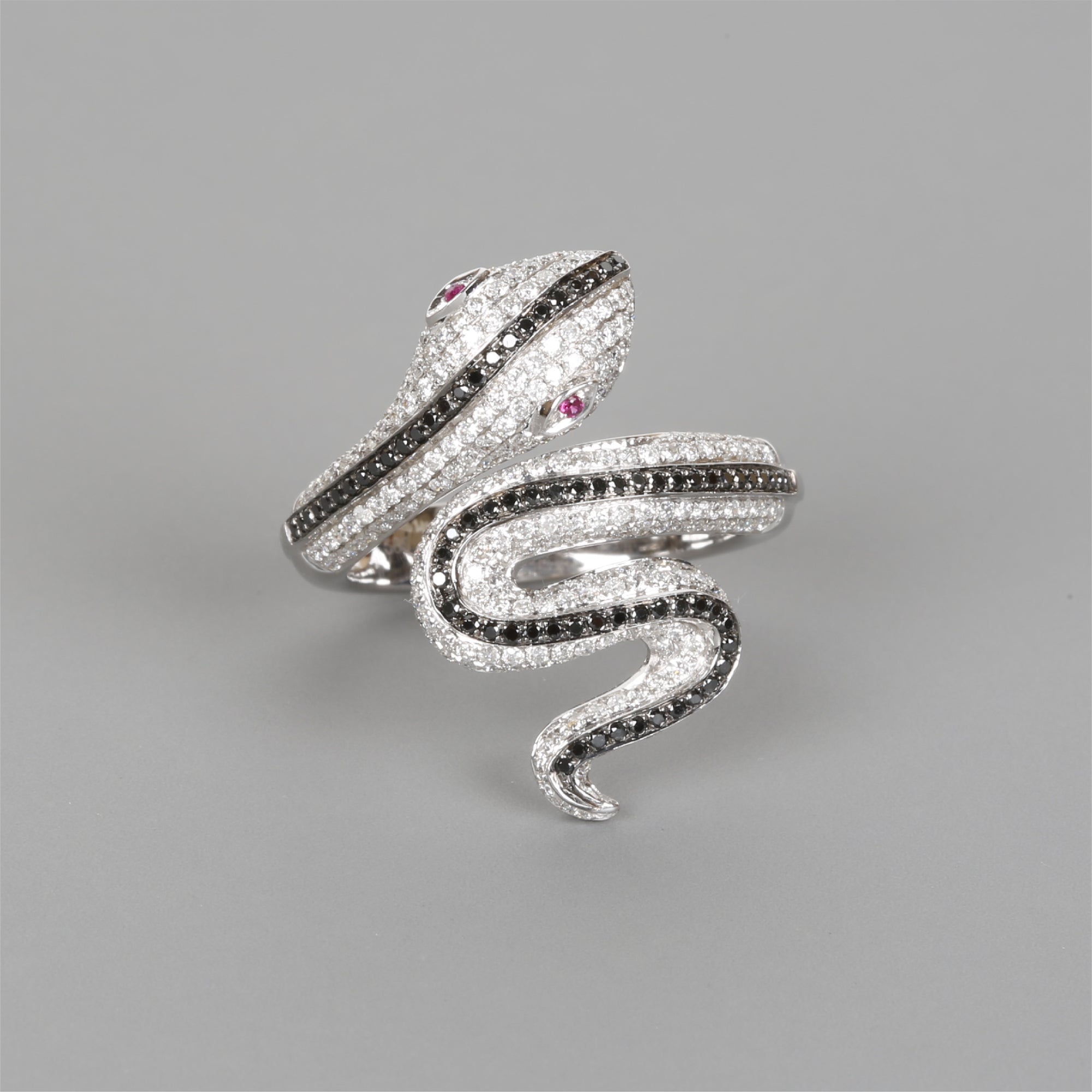 Anillo de diamantes en espiral de serpiente