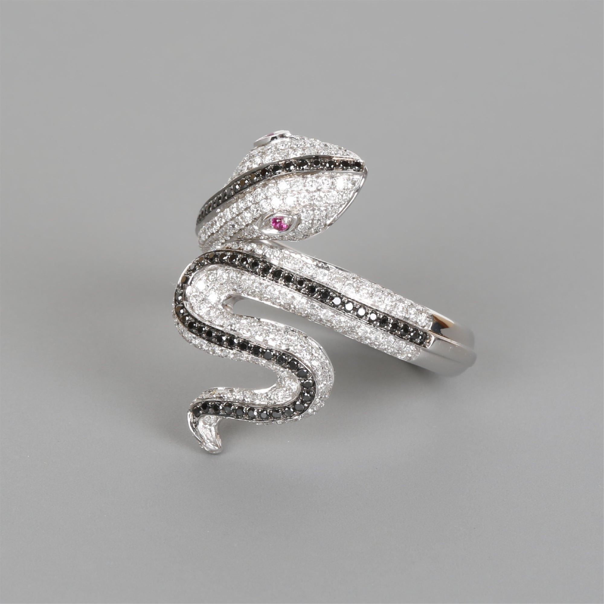 Anillo de diamantes en espiral de serpiente