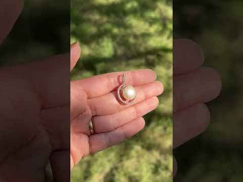 Pearl Round 18k Gold Pendant with Diamonds